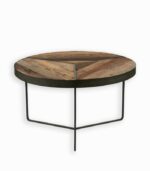 Table basse ronde en bois de bateau recyclé.