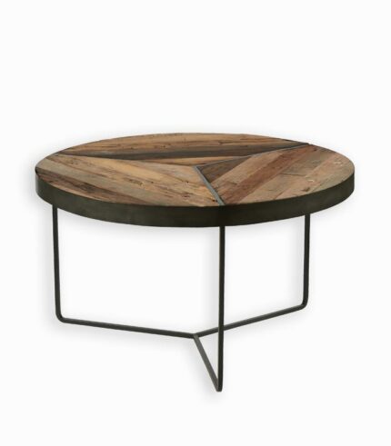 Table basse ronde en bois de bateau recyclé.