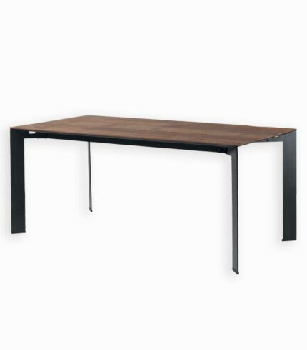 Table VALMO en teck recyclé un style très épuré.