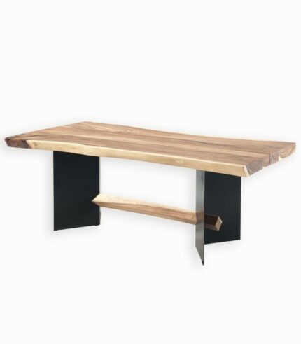Table RAIA en bois de sur, une table à l’esthétique brute