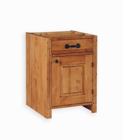 Meuble bas en pin massif ciré et pin recyclé.