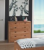 Une commode en bois massif ciré à toute épreuve.