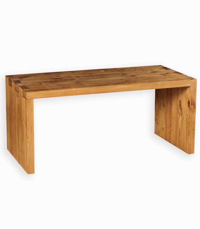 Bureau bas MALMOE Un bureau bas en bois massif ciré à toute épreuve.
