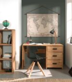 Bureau en bois massif ciré à toute épreuve.