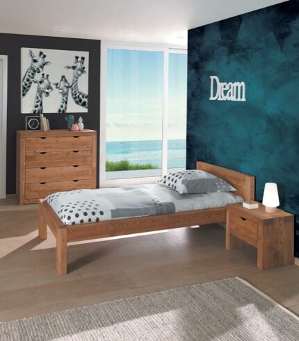 Une chambre en bois massif ciré à toute épreuve.