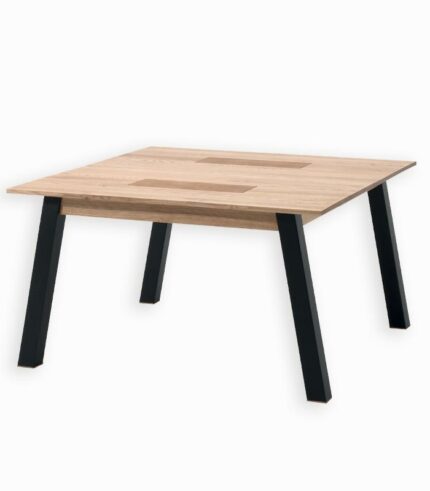 Une table carrée à l’esthétique épurée et intemporelle