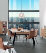 Une table carrée à l’esthétique épurée et intemporelle