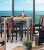 Table haute en bois brut pour univers cosy