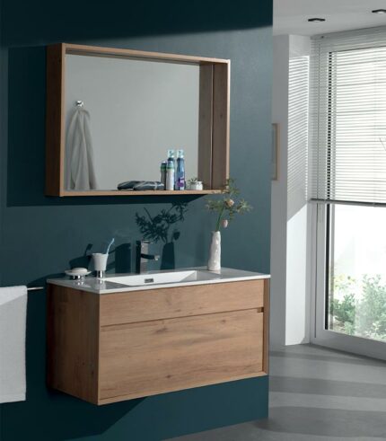 Une salle de bains au coloris chêne clair avec son large miroir