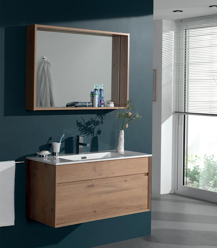 Salle de bains SEILAND Une salle de bains au coloris chêne clair avec son large miroir