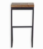 Tabouret haut en sapin massif au look industriel chic.