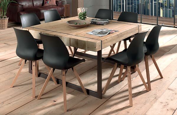 table carée design indus en bois et métal