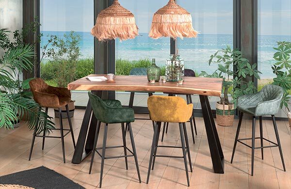 Table haute en bois exotique