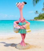Flamant rose avec serviette et sac de plage